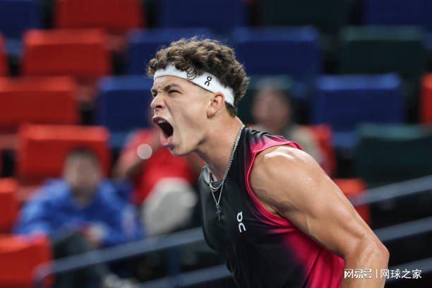 守球员后突 守球员后突